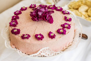 Düğün ya da krem doğum günü pastası ile en iyi gümüş mor çiçekler kadar kapatın