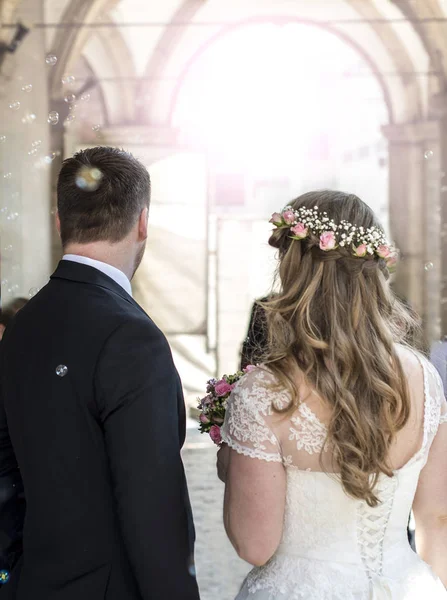 Casal jovem noiva e noivo caminhando juntos túnel em luz — Fotografia de Stock