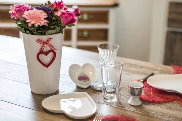 设置浪漫的情人节晚餐爱为两张木桌红心的形状副本空间 — 图库照片