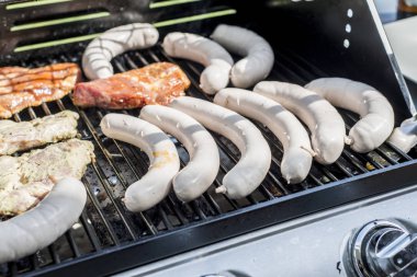 Barbekü Izgara Barbekü propan gazı ızgara biftek sosisleri sosis et yemek üzerinde