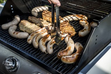 Barbekü Izgara Barbekü propan gazı ızgara biftek sosisleri sosis et yemek üzerinde