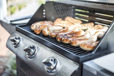 Barbekü Izgara Barbekü propan gazı ızgara biftek sosisleri sosis et yemek üzerinde