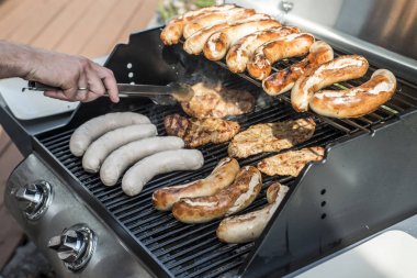 Barbekü Izgara Barbekü propan gazı ızgara biftek sosisleri sosis et yemek üzerinde