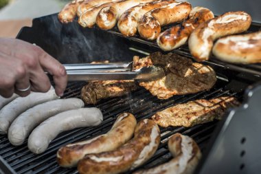 Barbekü Izgara Barbekü propan gazı ızgara biftek sosisleri sosis et yemek üzerinde