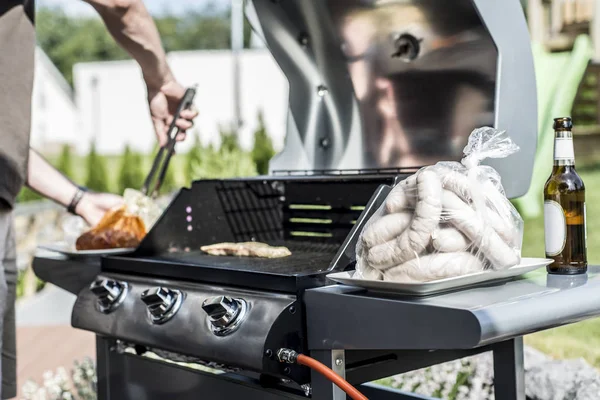 Barbekü Izgara Barbekü propan gazı ızgara biftek sosisleri sosis et yemek üzerinde