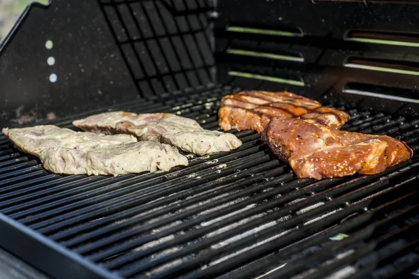Barbecue grill bbq op propaan gas grill steaks braadworst worst vleesmeel — Stockfoto