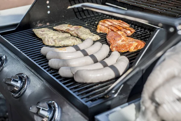 Barbecue grill bbq op propaan gas grill steaks braadworst worst vleesmeel — Stockfoto