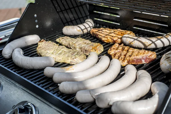 Barbecue grill grill på propan gas grill biffar bratwurst korv köttmjöl — Stockfoto