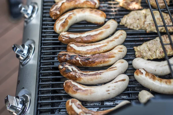 Barbecue grill grill på propan gas grill biffar bratwurst korv köttmjöl — Stockfoto