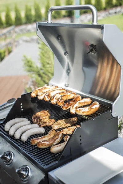 Barbacoa parrilla barbacoa en gas propano parrilla filetes salchichas bratwurst harina de carne —  Fotos de Stock