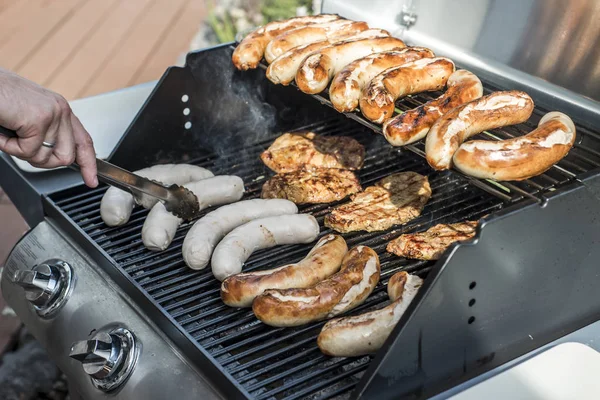 Barbecue grill bbq op propaan gas grill steaks braadworst worst vleesmeel — Stockfoto