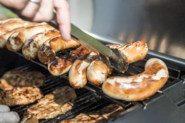 Barbecue grill bbq op propaan gas grill steaks braadworst worst vleesmeel — Stockfoto