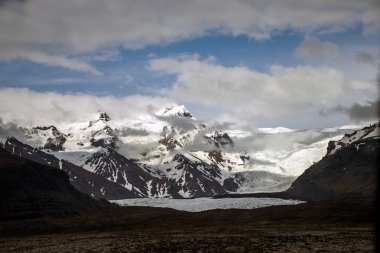 İzlanda yeşil çim kar buzul 6 manzara