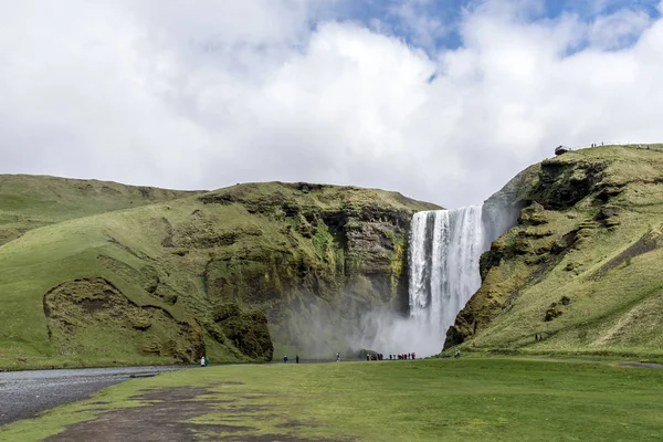 Skogafoss красивый водопад зеленый Исландия — стоковое фото