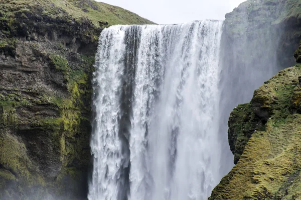 Skogafoss красивый водопад зеленый Исландия — стоковое фото