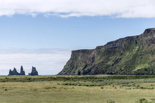 Paisagem Épica Islândia rochas verdes surreais — Fotografia de Stock