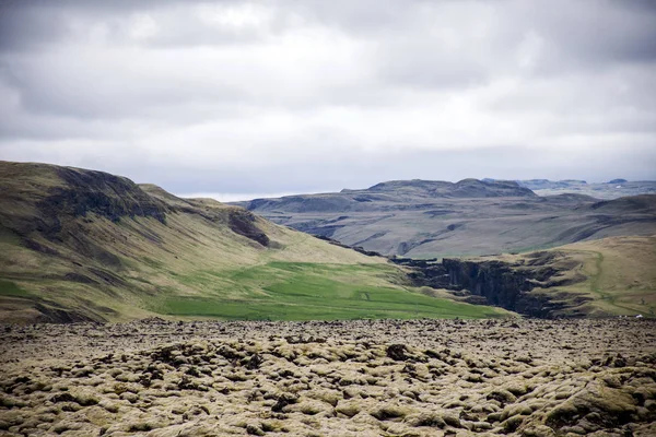 Paisagem Épica Islândia rochas verdes surreal 2 — Fotografia de Stock