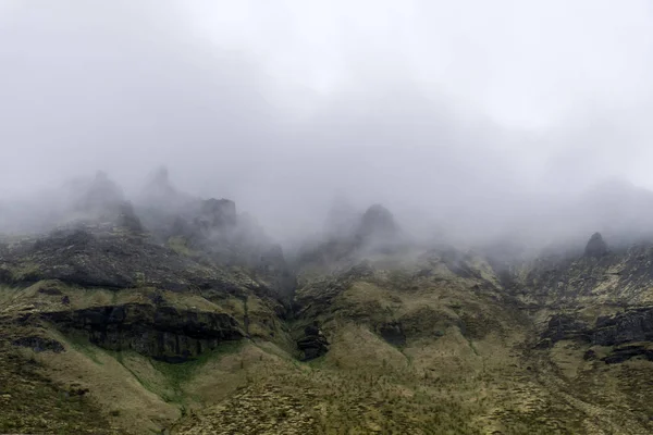 Эпический ландшафт Исландии зеленые скалы туманные облака туманные горы сюрреалистичны — стоковое фото