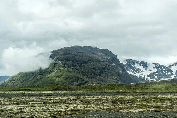 Paisaje Islandia hierba verde nieve glaciar 6 —  Fotos de Stock