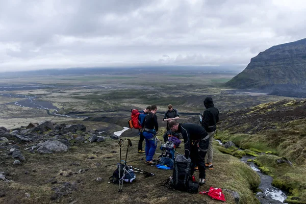 아이슬란드 산 화산 풍경 Vatnajokull 공원에서에서 하이킹 빙하 Hvannadalshnukur 정상 그룹 — 스톡 사진