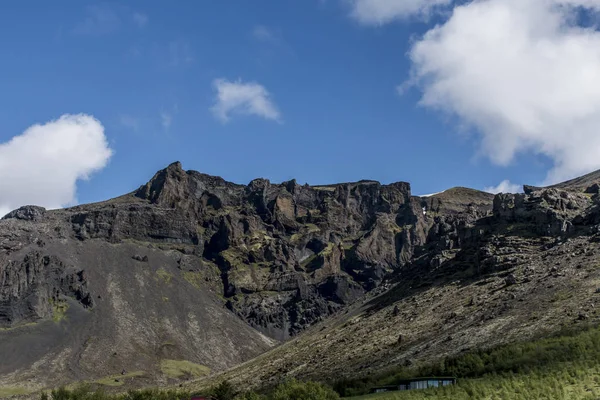 Epickie Krajobraz Islandia zielone skały surrealistyczne — Zdjęcie stockowe