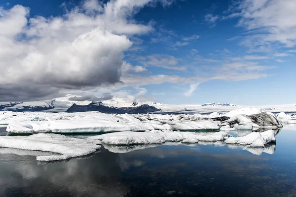 Islândia lago geleira Jokulsarlon lagoa glacial natureza neve paisagem Vatnajokull — Fotografia de Stock