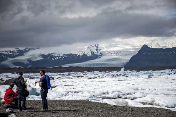 Islanda uomini in piedi al lago ghiacciaio Jokulsarlon laguna glaciale natura neve paesaggio Vatnajokull 2 — Foto Stock