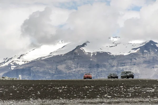 Paisaje Islandia hierba verde nieve glaciar coches aparcamiento — Foto de Stock