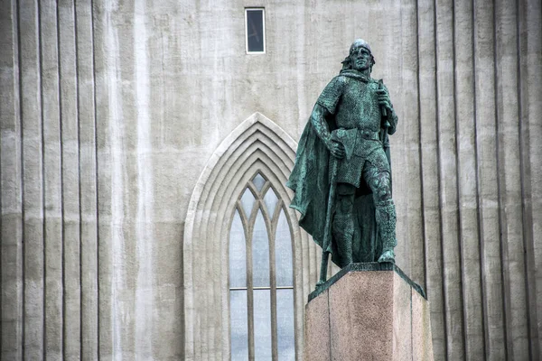 Veřejné socha Leif Eriksson před slavný kostel Hallgrímskirkja Reykjavík Island — Stock fotografie