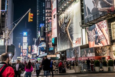 New York City - Amerika Birleşik Devletleri - 25.05.2014 - Times Square gece insanlar araba taksi sürüş etrafında yürüyüş