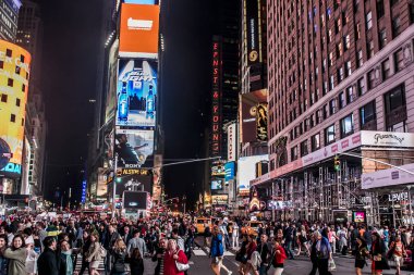 New York City - Amerika Birleşik Devletleri - 25.05.2014 - Times Square gece insanlar etrafında yürüyüş