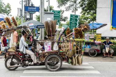 Bangkok Tayland 03.10.2015 döngüsü satıcı ev eşyaları tüccar sürüş Dükkanı sokaklarda