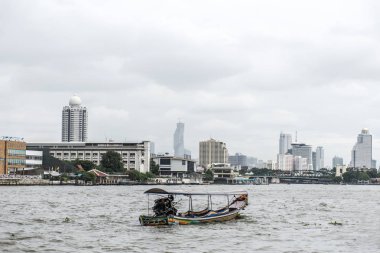 Bangkok Tayland 03.10.2015 Long tail tekne nehir manzarası Bangkok chao Phraya üzerinde
