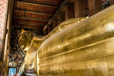 Bangkok Tayland 03.10.2015 - Wat Pho ziyaret en büyük altın Buddha