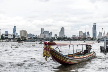 Bangkok Tayland 03.10.2015 uzun kuyruk tekne nehir manzarası Phraya chao gökdelen turist tekneler