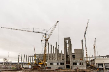 Site vinç bulutlu gökyüzü arka bina beton fabrikası