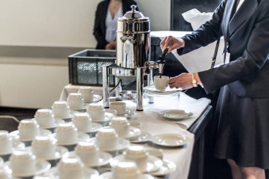 Soyut kahve çay bardağı birçok satır hançerlenmektir kahve makinesi iş adamları ile bulanık.