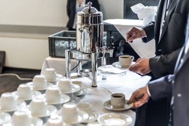 Soyut kahve çay bardağı birçok satır hançerlenmektir kahve makinesi iş adamları ile bulanık.