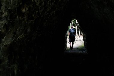 Coba Maya Harabeleri Meksika Yucatan için yürüyüş erkekler tünel