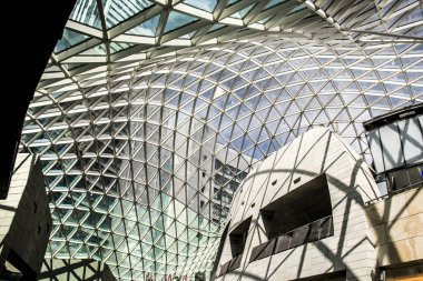 Polonya - Varşova - 08.05.2015 - Polonya Varşova alışveriş alışveriş merkezinde modern inşaat çatı şekli yapı 2 içinde