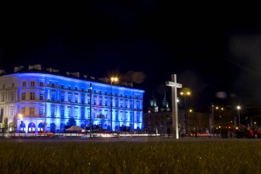 Polonya Varşova 09.05.2015 Pilsudski yer Warszaw gece aydınlatma çapraz