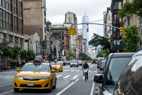 New York City Taxi straten vs Big Apple Skyline — Stockfoto