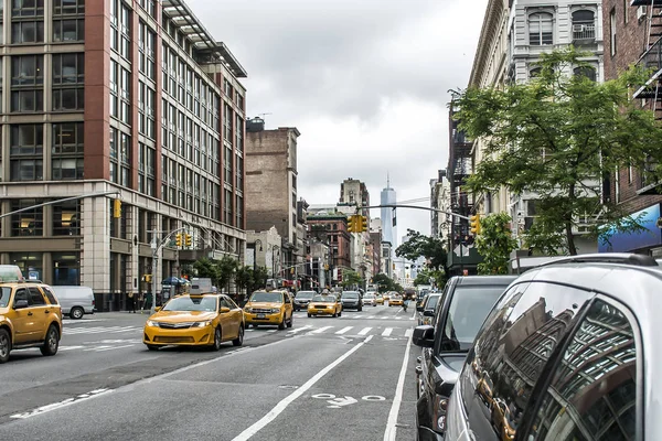 New York City Taxi straten vs Big Apple Skyline comuter — Stockfoto