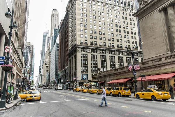 New York City - Verenigde Staten - 25.05.2014 - New York City Taxi straten vs Big Apple Skyline — Stockfoto