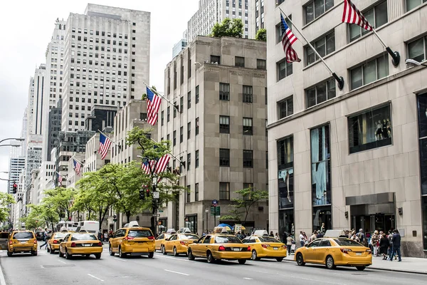 New York City Taxi straten vs Big Apple Skyline Amerikaanse vlag — Stockfoto
