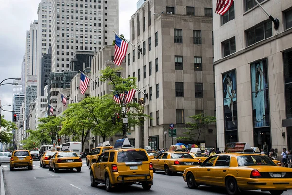 New York City Taxi straten vs Big Apple Skyline — Stockfoto
