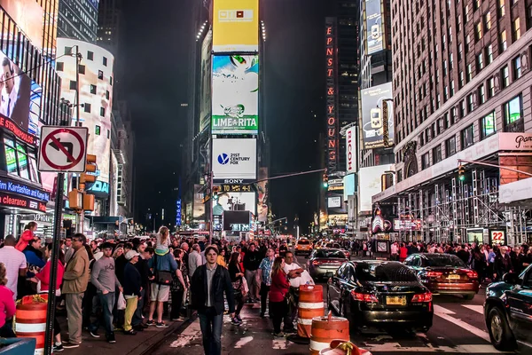 Νέα Υόρκη - Ηνωμένες Πολιτείες - 25.05.2014 - Times Square νύχτα ανθρώπους που περπατούν γύρω από αυτοκίνητα ταξί οδήγηση — Φωτογραφία Αρχείου