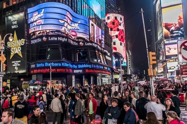 New York City - Verenigde Staten - 25.05.2014 - Times Square nacht mensen rondlopen — Stockfoto