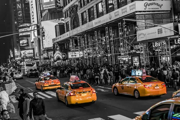 Νέα Υόρκη - Ηνωμένες Πολιτείες - 25.05.2014 - Times Square νύχτα ανθρώπους που περπατούν γύρω από αυτοκίνητα ταξί οδήγηση — Φωτογραφία Αρχείου