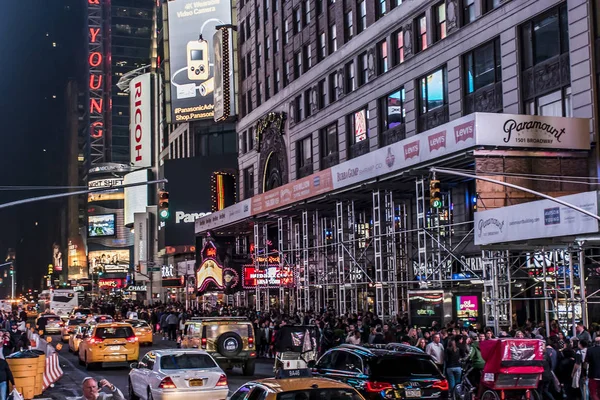 New York City - Verenigde Staten - 25.05.2014 - Times Square nacht mensen rondlopen auto's Taxi rijden — Stockfoto